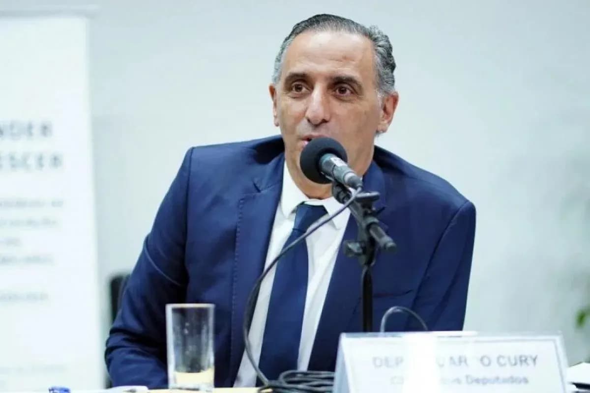 Eduardo Cury em imagem publicada pelo OVALE.
