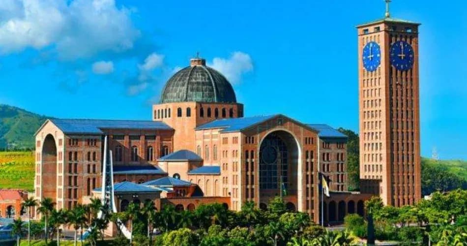Santuário Nacional de Aparecida em imagem de apoio; não retrata os pontos de assistência aos romeiros.
