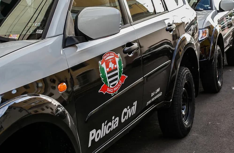 Viaturas da Polícia Civil. Imagem de arquivo; não retrata vítima ou suspeito.