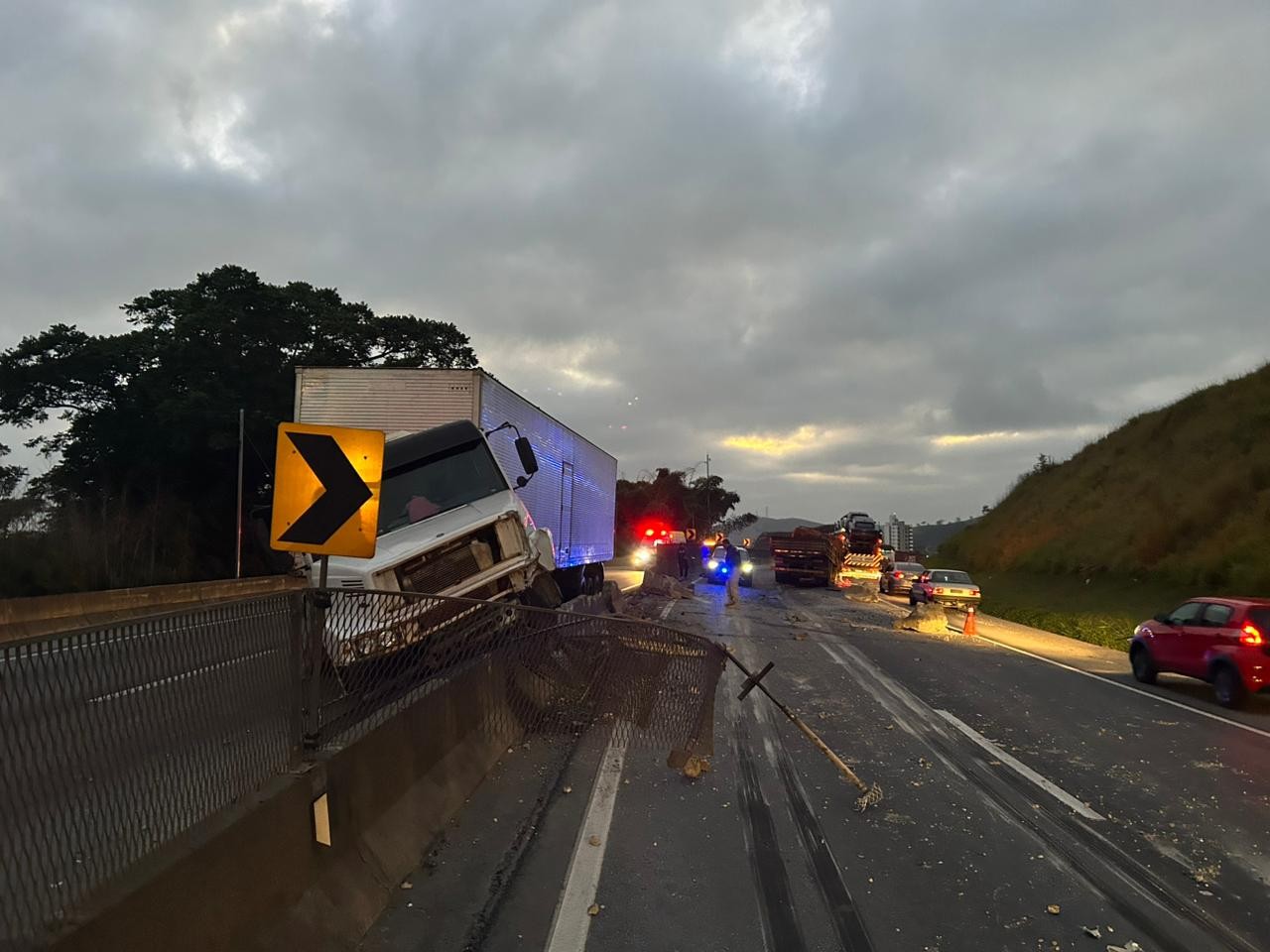 Colisão entre van, carreta e caminhão deixa feridos na rodovia Dutra em Guaratinguetá